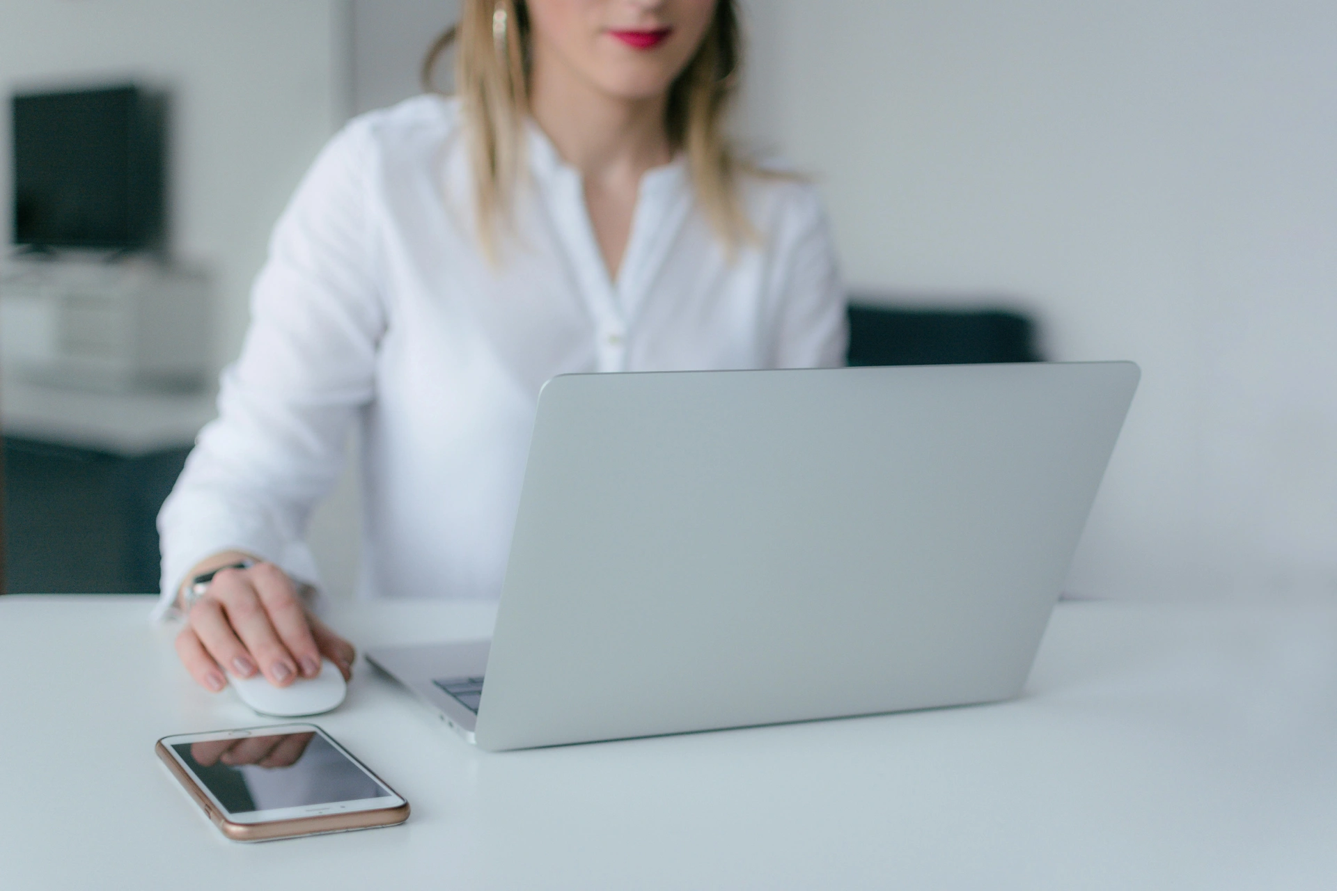 Imagen de una mujer trabajando en un portatil